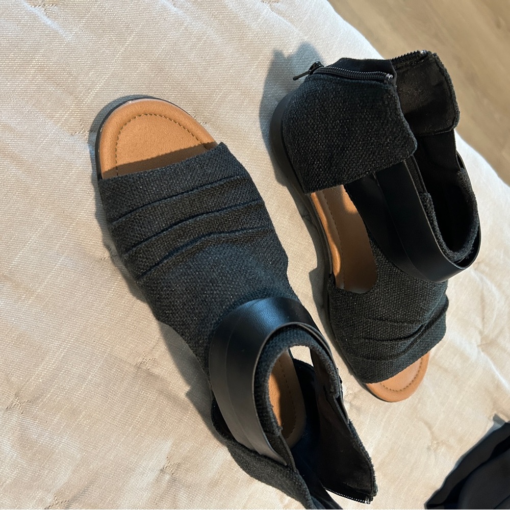 Black Women's Sandals. Size 7.5W in like new condition! Very stylish